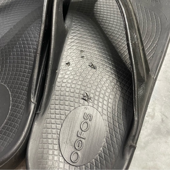 OOFOS OOlala Limited Shiny Black Thong Flip Flop Recovery Sandals Women’s 9 - Picture 10 of 11
